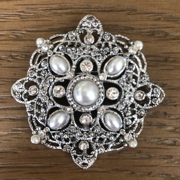 Beautiful Brooch - Picture 2 of 4